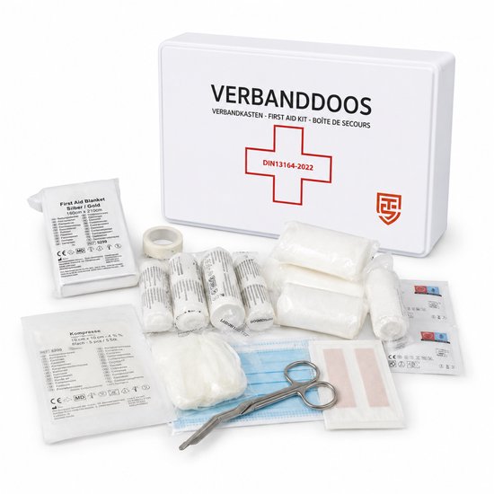 Witte verbanddoos van Technosafety, DIN13164-2022, met rode details. Bevat verband, schaar, pleisters, mondmasker en foliedeken.
