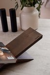 Donkerbruine eikenhouten boekenstandaard met het logo 'cookx', met een boek erop.
