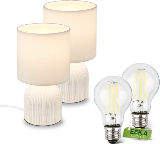 Ensemble de 2 lampes de table blanches avec abat-jour en tissu et base en céramique, à côté de 2 ampoules LED.