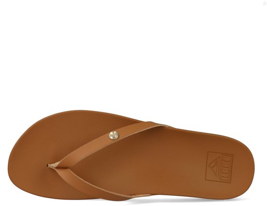 Bruine Reef teenslipper met leren bandjes en Reef logo op de zool.
