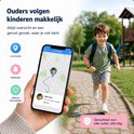 Jongen met zwarte armband met gele dinosaurus, rennend in een park. Telefoon toont live locatie en meldingen.