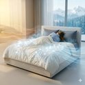 Vrouw slaapt onder een crème deken met quiltpatroon op een bed, met visuele effecten van koelte.