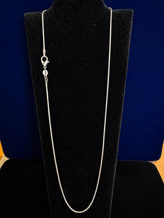 Slanke 1 mm brede zilveren slangenschakelketting van 60 cm lang, met karabijnsluiting.