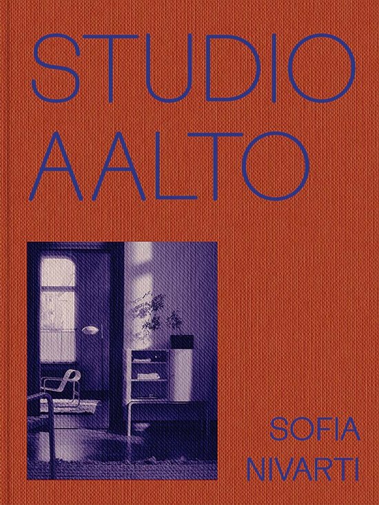 Livre Studio Aalto avec texture orange et lettres bleues. Photo noir et blanc d'un intérieur avec une chaise.