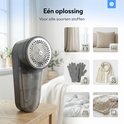 Grijze pluizenverwijderaar naast collage van kleding, meubels en beddengoed.