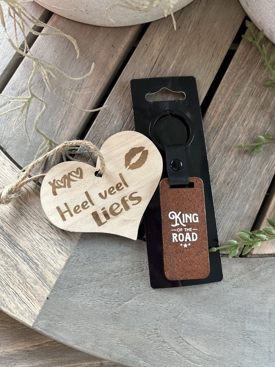 Creaties van hier – sleutelhanger King of the road met houten hartje – Walnoothout – 5x15 cm – Hanger