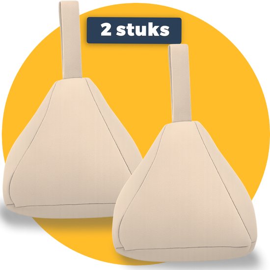 Twee beige deurstopperkegels met een lus, beide 1.5 kg en 15x15x15 cm. Eenmaal op de foto, de ander wat verder weg.