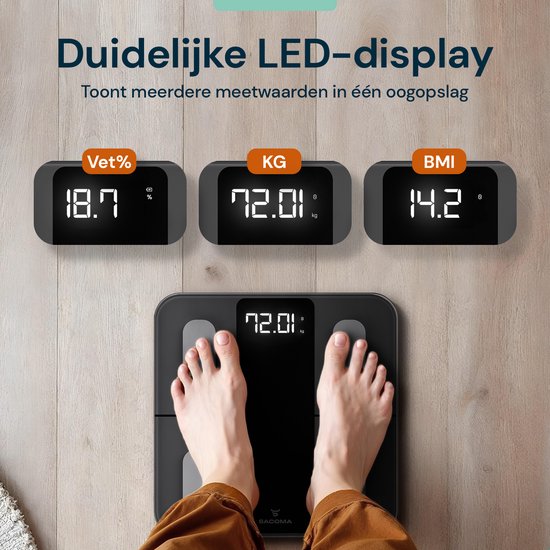 Balance noire avec écran LED affichant le % de graisse, le poids en kg et l'IMC, avec des pieds dessus.