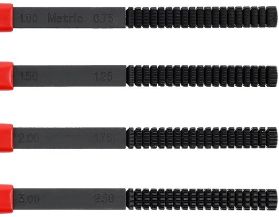 Vier draadvijlen met rode grips. De schachten hebben de tekst '1.00 Metric 0.75', '1.50 1.25', '2.00 1.75', en '3.00 2.50'.