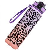 Schuine aanzicht van een paars-roze waterfles met luipaardprint, zwarte dop en paarse draaglus.