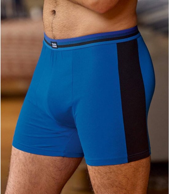 Blauwe boxer met een zwarte streep aan de zijkant en een gestreepte tailleband.