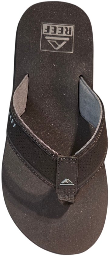 Donkergrijze Reef teenslipper met grijs gestructureerde band en Reef-logo.