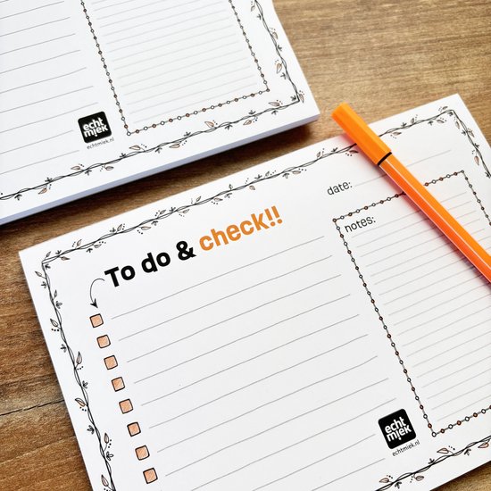 Twee To do & check!! notitieblokken, close-up van de rand en het notitiegedeelte, met oranje stift.