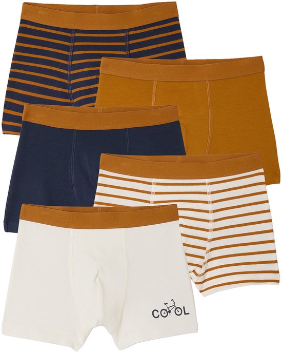 Vijf jongensboxershorts: crème met fietsprint, wit met bruine strepen, marineblauw, camel, marineblauw met bruine strepen.
