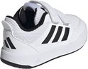 Wit Adidas peuterschoen met klittenbandsluiting en zwarte strepen.