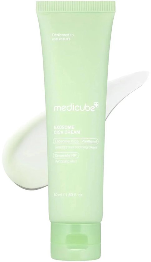 Lichtgroene tube met witte dop, "medicube" logo en "EXOSOME CICA CREAM". Een witte crème-vlek ernaast.