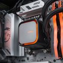 Close-up van de MSI waterkoeler op het moederbord van een gaming pc. Oranje verlichting aan de rand.