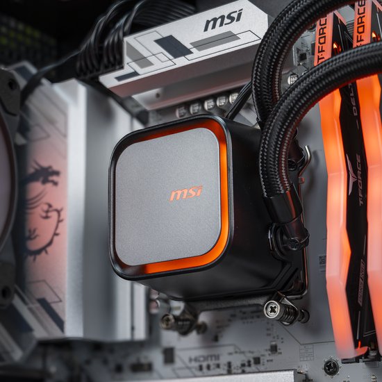 Close-up van de MSI waterkoeler op het moederbord van een gaming pc. Oranje verlichting aan de rand.