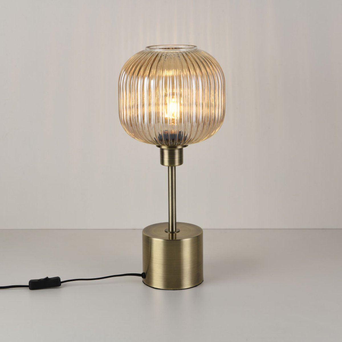 Virello - Tafellamp Amber glas 45 cm - Lampenstandaard goud Metaal - Vintage tafellamp - Dressoir lamp - E27 fitting - Met aan/uit-schakelaar