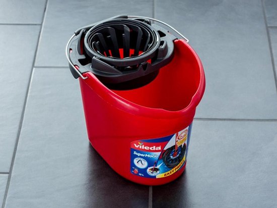 Rode Vileda SuperMocio emmer met pers op een donkergrijze tegelvloer.