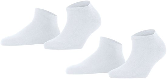 Vier witte enkelsokken van FALKE, zonder patroon.