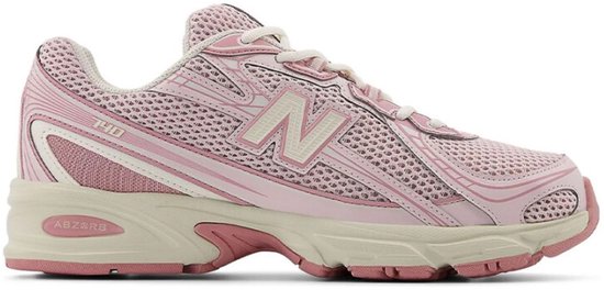 Lichtroze New Balance sneaker met beige, roze en witte details. 'ABZORB' op de hiel.