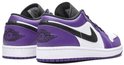 Achterkant van paarse en witte Nike Air Jordan 1 Low sneakers met paars 'Air Jordan Wings' logo.
