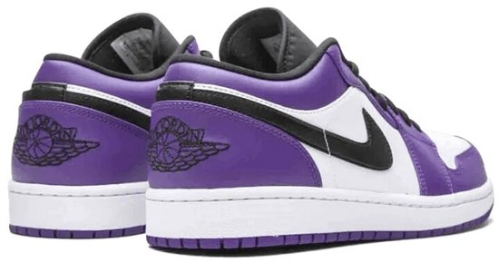 Achterkant van paarse en witte Nike Air Jordan 1 Low sneakers met paars 'Air Jordan Wings' logo.