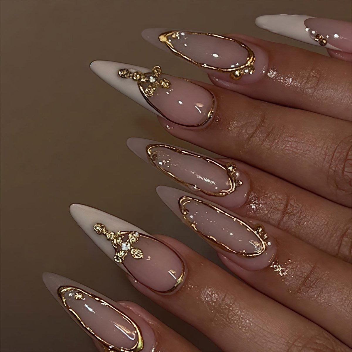 NTH products- Druknagels 24 Stuks Amandelvormig - Franse Tip - Gouden Lijnen/Kruis Design - Zelfklevende Tabs - Nagelvijl - Milieuvriendelijk Materiaal - Nepnagels