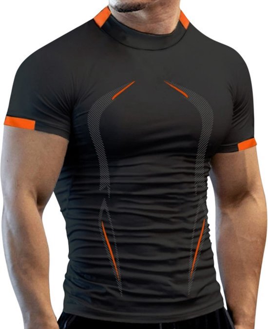 Man met gespierd bovenlichaam draagt een aansluitend donkergrijs sportshirt met oranje accenten.