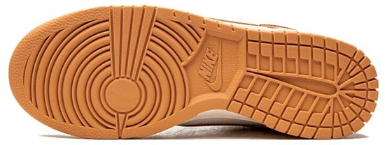 Onderkant van een lichtbruine Nike Dunk Low sneakerzool met Nike logo.