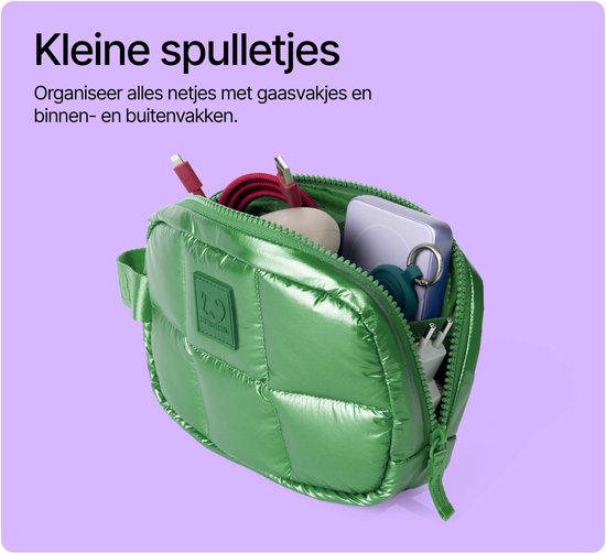 Metallic groene Coze Mini tas vol met accessoires zoals opladers en kabels.