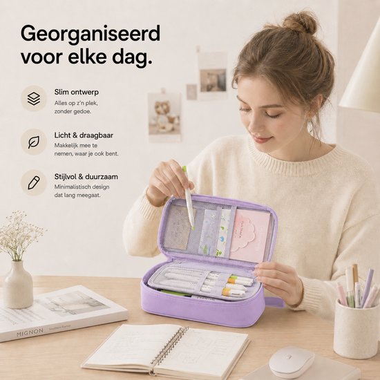 Een jonge vrouw met een lichte trui die een paars etui opent, gevuld met pennen en schriften.