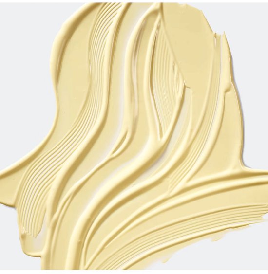 Een veeg van een lichte, gele crème met duidelijke strepen van de applicator.