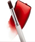 Een donkerrode lipstick met een zilveren houder, met een veeg rode lipstick ernaast.