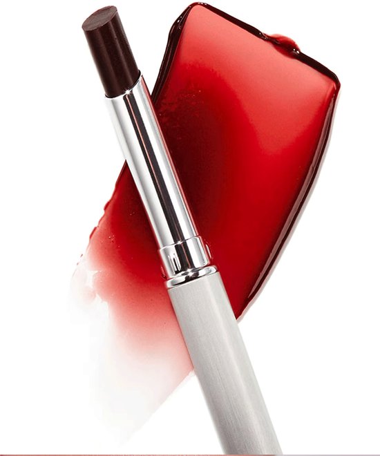 Een donkerrode lipstick met een zilveren houder, met een veeg rode lipstick ernaast.