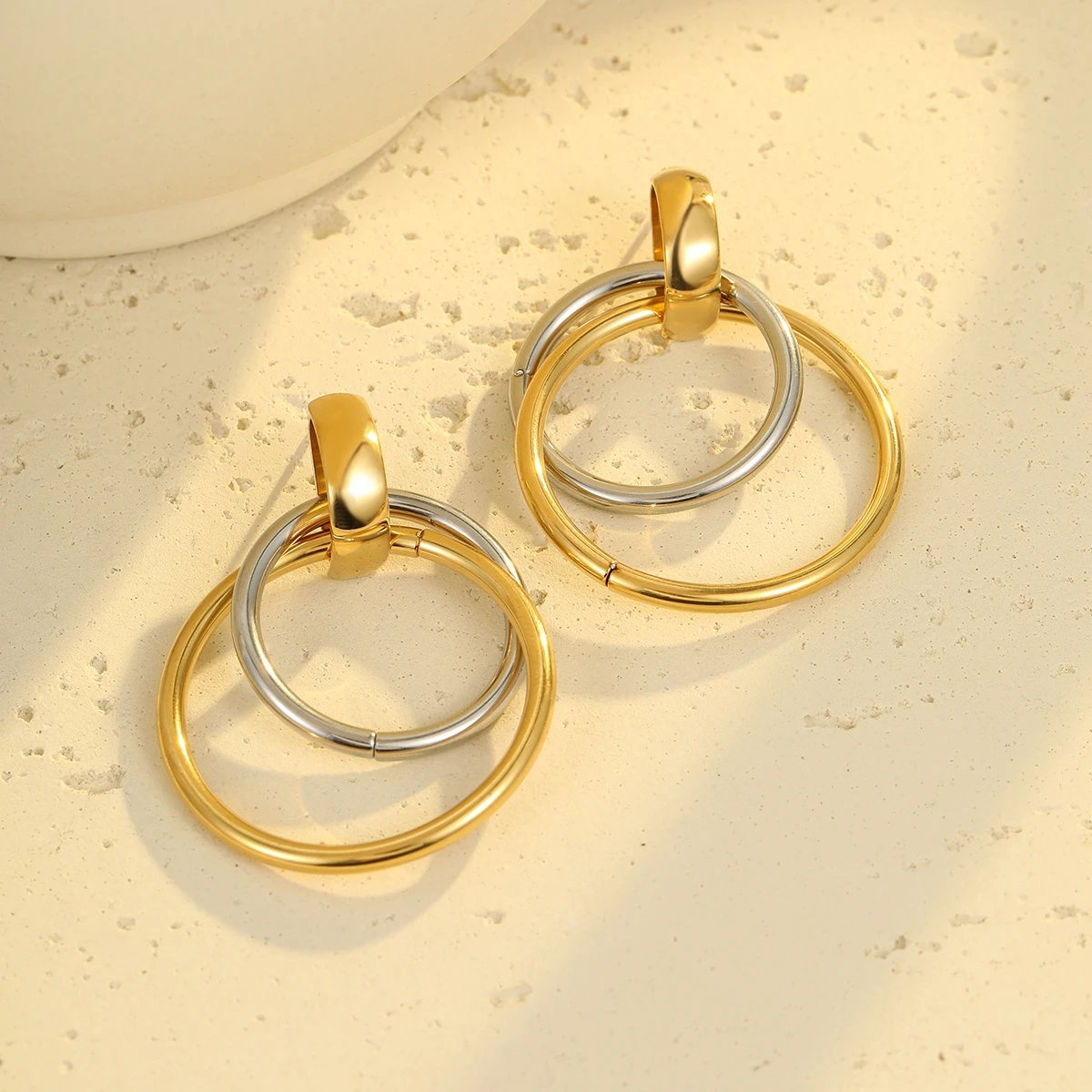 Oorsteker zilver en goudkleurige ringen