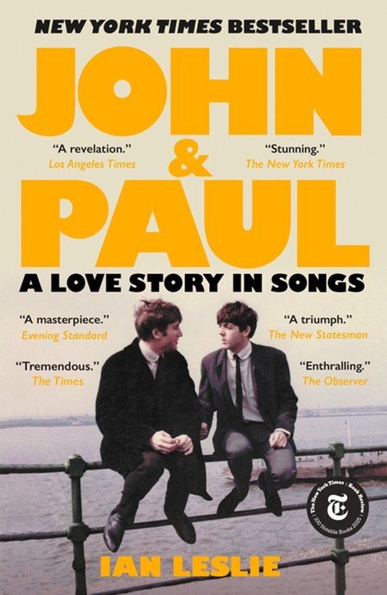 Couverture de livre avec le titre JOHN & PAUL, A LOVE STORY IN SONGS. Une photo de John Lennon et Paul McCartney assis sur une rambarde.