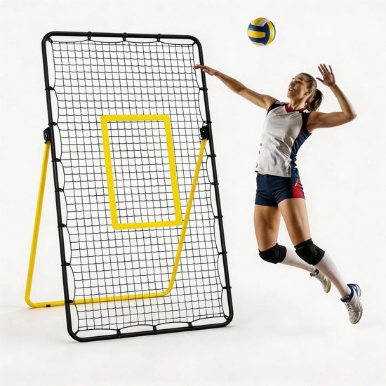 Vrouw slaat volleybal in de lucht bij zwart trainingsnet met geel frame.