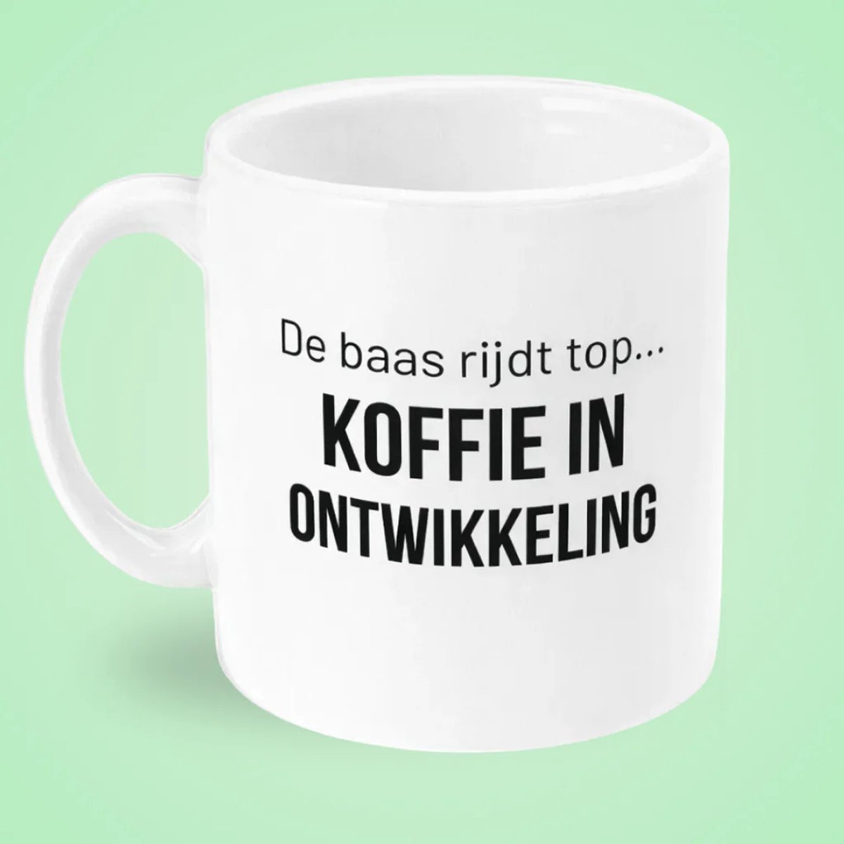 Mokster Cadeau Collega – Grappige Mok met Tekst De Baas Rijdt Top – Brutale Kantoorhumor Koffiemok 325 ml