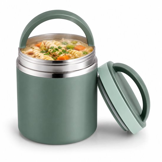 Groene, geïsoleerde lunchpot met een handvat en deksel, gevuld met romige pastasoep.