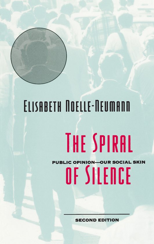 Boek 'The Spiral of Silence' door Elisabeth Noelle-Neumann, tweede editie. Abstracte menigte op de achtergrond.