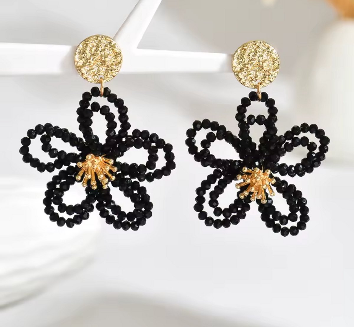 Gouden oorbellen flower black - kralen oorbellen