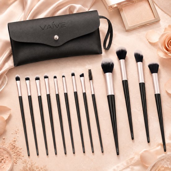 Een set van 15 make-upkwasten, inclusief foundation-, oogschaduw- en kabukikwasten, naast een zwart etui en cosmetica.