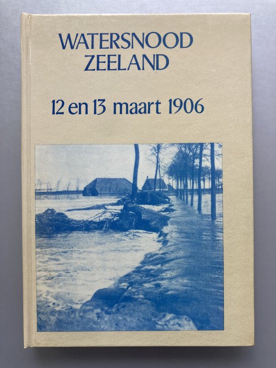 Boek 'Watersnood Zeeland 12 en 13 maart 1906' met een blauw-witte afbeelding van een overstroomd landschap.