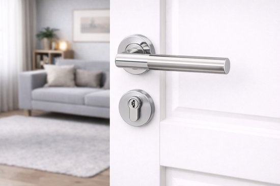 Roestvrijstalen deurklink met rond rozet, gemonteerd op een witte deur in een woonkamer.