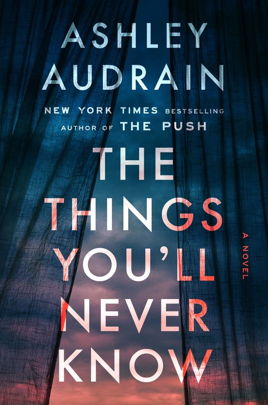 Boekomslag van "The Things You'll Never Know" van Ashley Audrain. Tekst in witte letters met rode accenten tegen een donkere achtergrond met gordijnen.