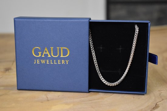 Blauwe GAUD JEWELLERY doos met een zilverkleurige Franco schakelketting.
