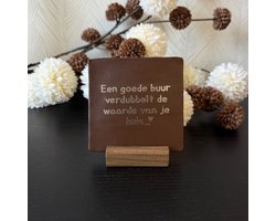 Hartjespost | Tegeltje Een goede buur verdubbelt de waarde van je huis, mat bruin, goud | tegeltjes met tekst | spreuktegel | tegeltjeswijsheden | decoratie | liefde | goud | alles is liefde | cadeau | brievenbus cadeau | 10x10