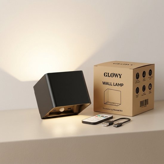 Zwarte Glowy wandlamp met afstandsbediening en USB-C kabels.